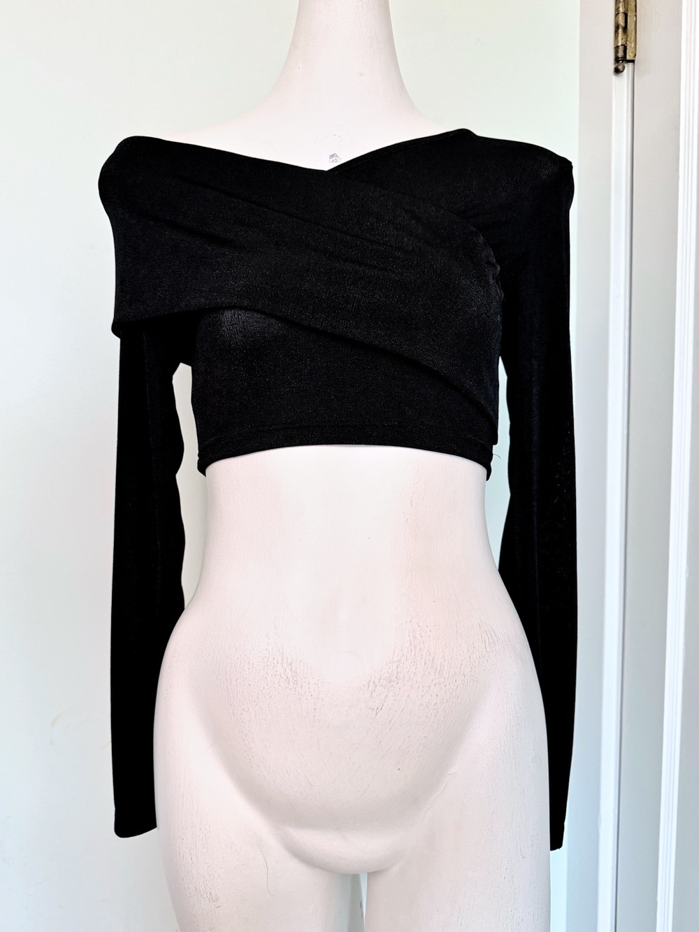CIDER Black Off Shoulder Foldover Long Sleeve Crop Top Size Small EUC
